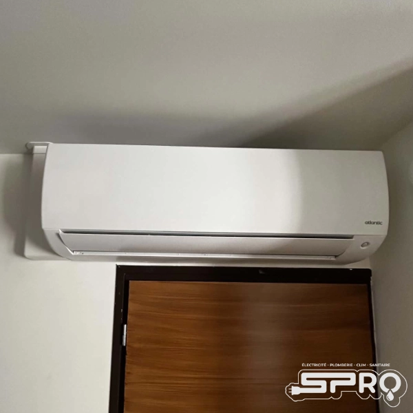 Bloc de climatisation posé dessus une porte en bois.